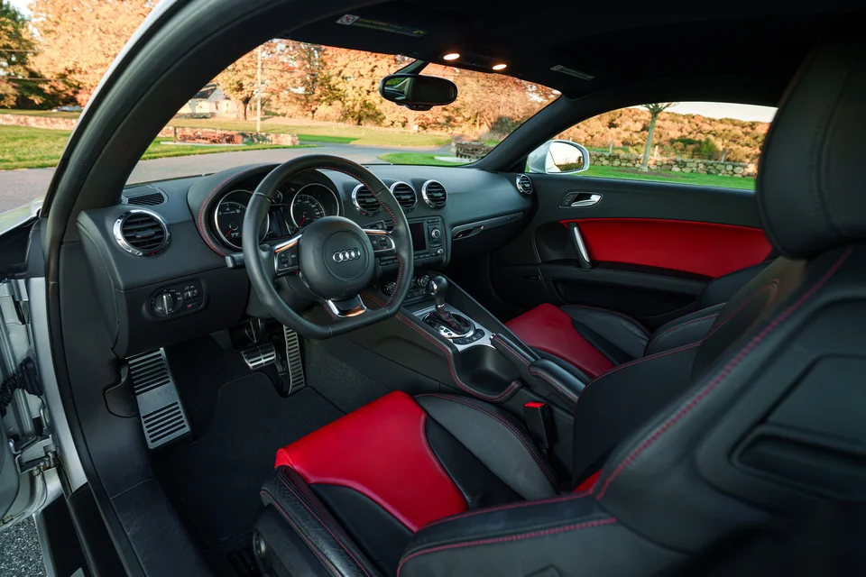 2008 Audi TT 3.2 Quattro — Cabin and dashboard