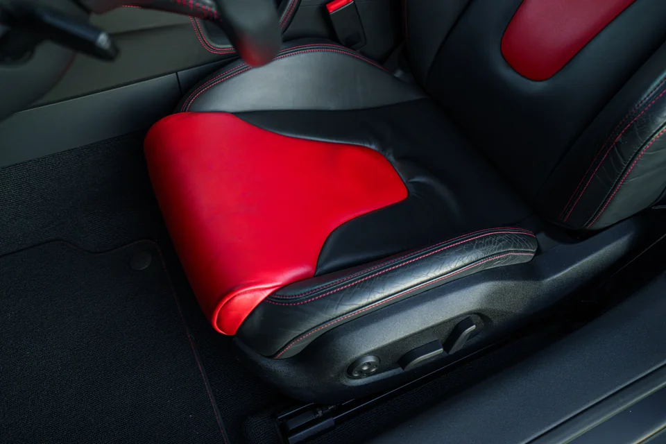 2008 Audi TT 3.2 Quattro — Driver seat detail