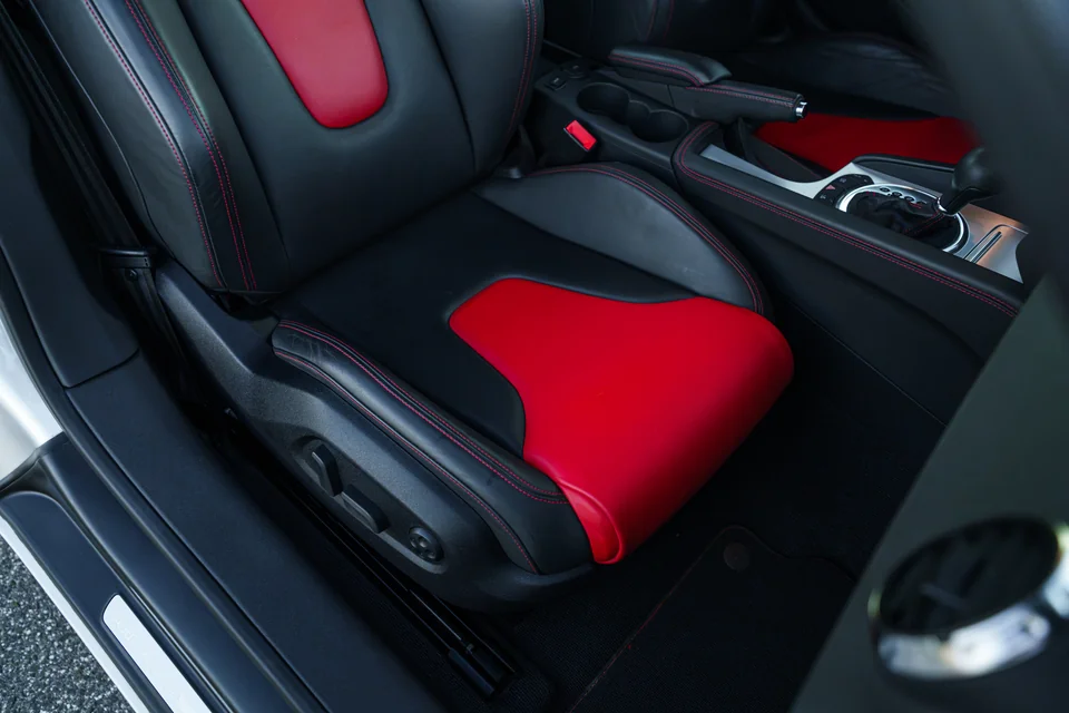 2008 Audi TT 3.2 Quattro — Passenger seat detail