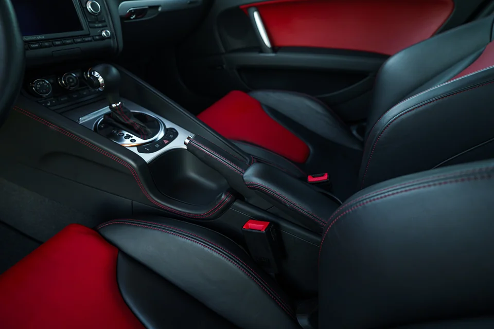 2008 Audi TT 3.2 Quattro — Seats and center console