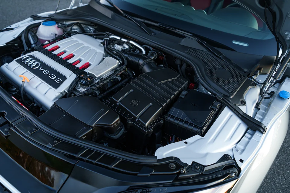 2008 Audi TT 3.2 Quattro — Engine bay