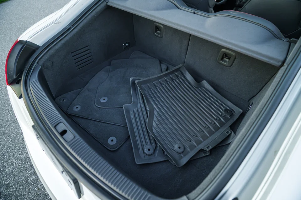 2008 Audi TT 3.2 Quattro — Cargo area and floor mats